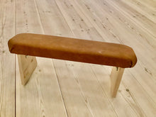 Indlæs billede til gallerivisning Meditationsskammel med brunt betræk